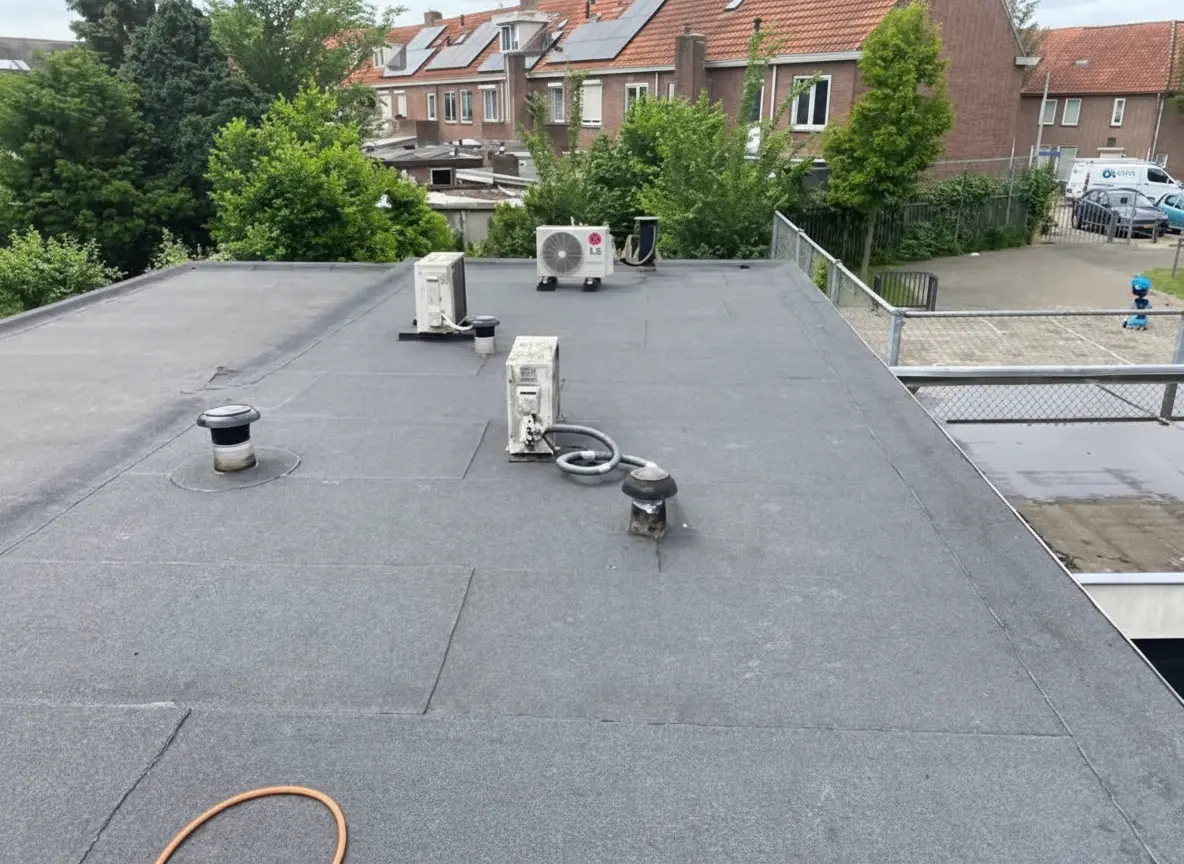 Plat dak renovatie met nieuwe dakbedekking en ventilatie
